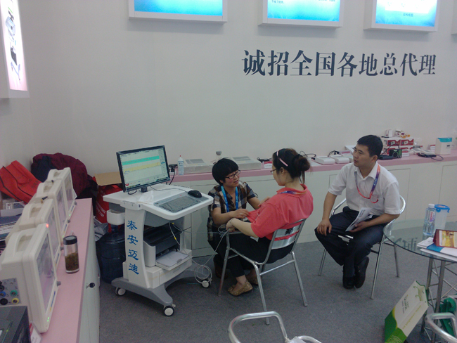 泰安邁迪培訓經理為客戶現場做胎兒母嬰監護并講解胎兒母嬰監護知識